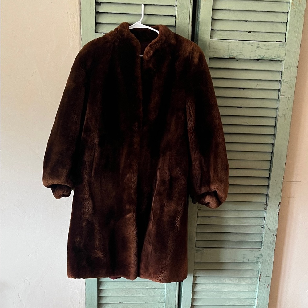 Vintage O’Neils Lanskin Lambs Wool Luxurious Brown Fur Coat. Size M/L